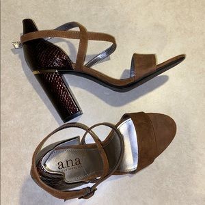 ✨Brown Snake Skin Heels✨